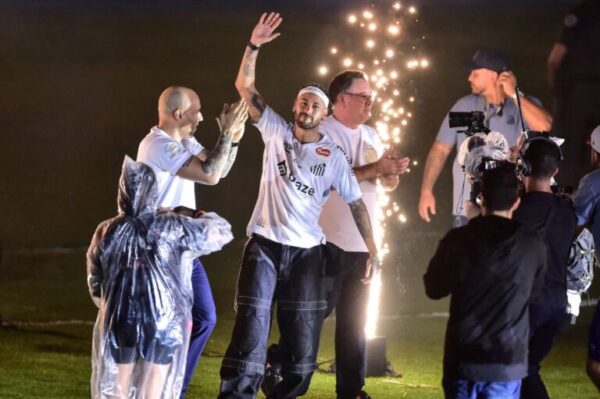 Com festa, Neymar é apresentado no Santos: “Dia muito especial” com-festa,-neymar-e-apresentado-no-santos:-“dia-muito-especial”