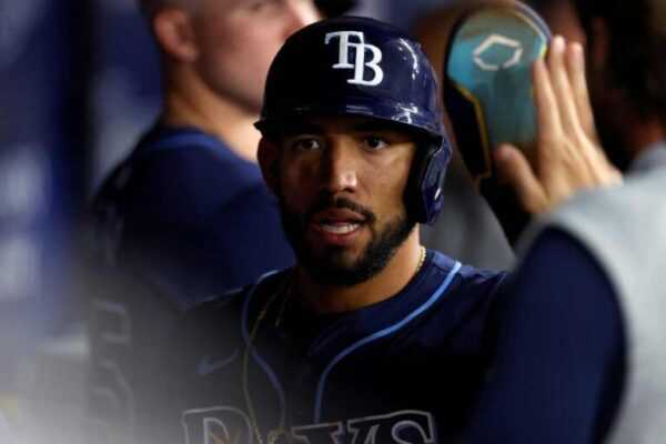 inusitado:-atleta-de-beisebol-troca-de-equipe-durante-partida-da-mlb