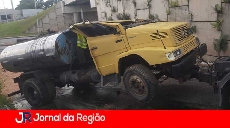 caminhao-que-tombou-na-alca-da-tancredo-e-retirado-por-guincho
